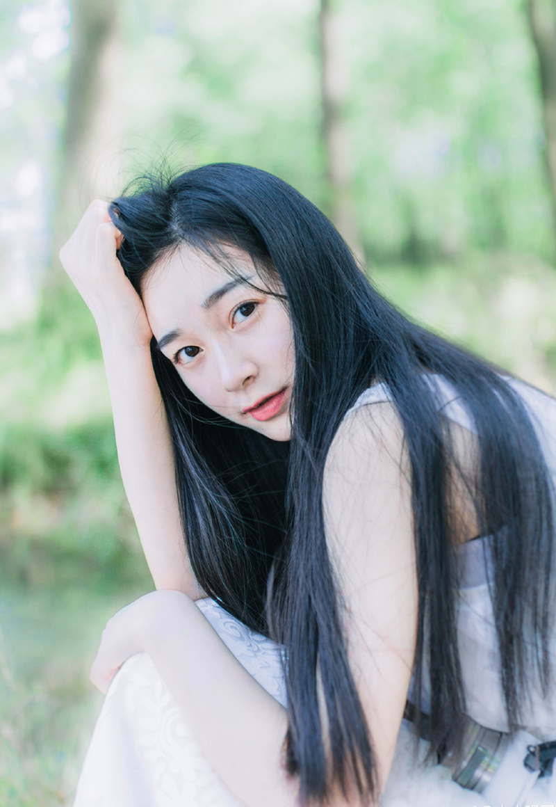 两枚弩箭自袖弩中射出，将两名已经把一个夜鹰卫逼入墙角的虎卫射杀，随后投入战场，两手各持一把短剑，在人群中，却犹如闲庭信步一般写意，妖娆中带着几分英气的身姿，每一个动作都相当优雅，短剑挥动间，却是毫不留情，鲜血沾染了衣襟，犹如在这死亡之地绽放的一躲鲜艳的曼陀罗花一般。